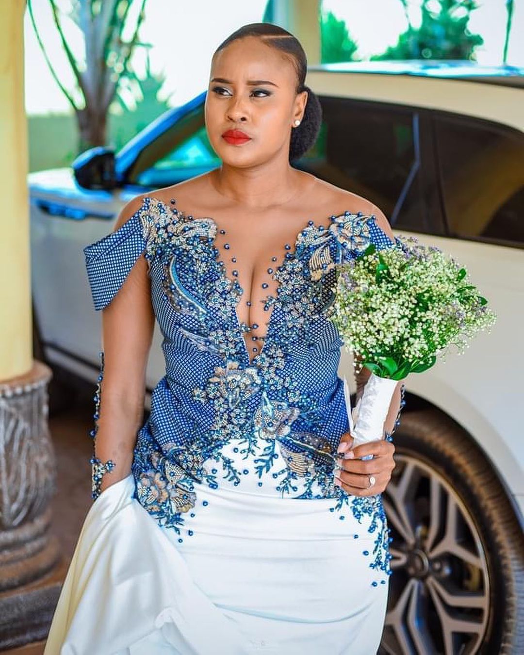 ausnahme-grenze-w-rdigen-tswana-bride-in-peplum-shweshwe-top-with-blue